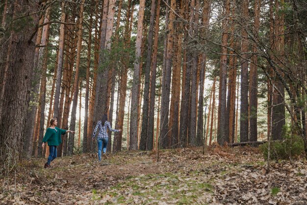 Chicas rodeadas de árboles en el bosque