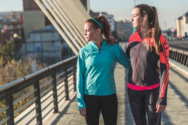 Chicas en ropa deportiva mirando hacia un lado