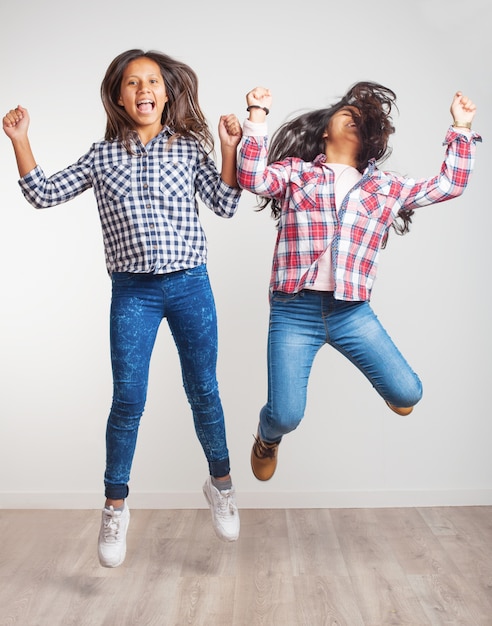 Foto gratuita chicas saltando y sonriendo