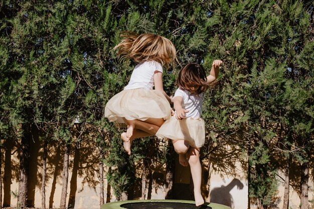 Chicas saltando en trampolín