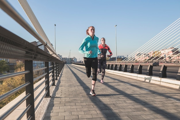 Chicas saludables corriendo