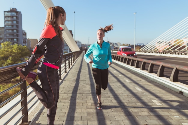 Chicas saludables haciendo deporte en la ciudad