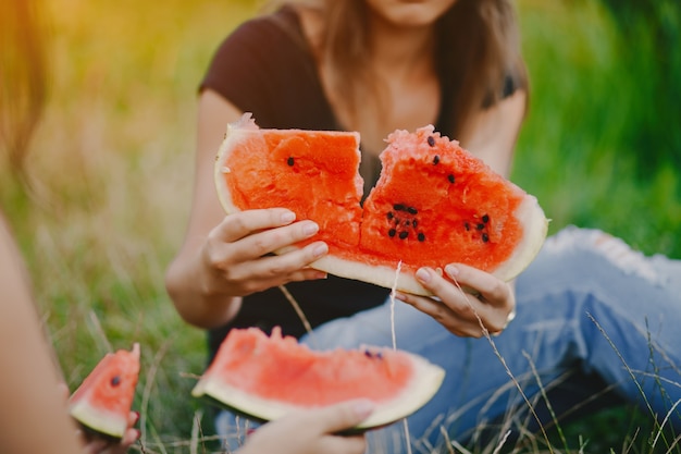 Foto gratuita chicas con sandía