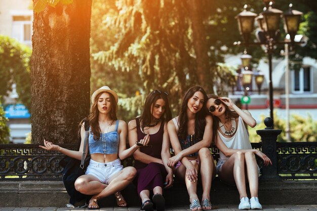 Chicas sentadas en la calle 