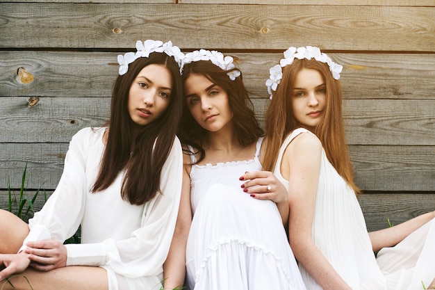 Chicas sentadas en el suelo