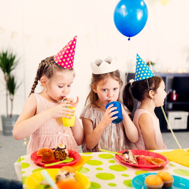 Chicas serias bebiendo jugo