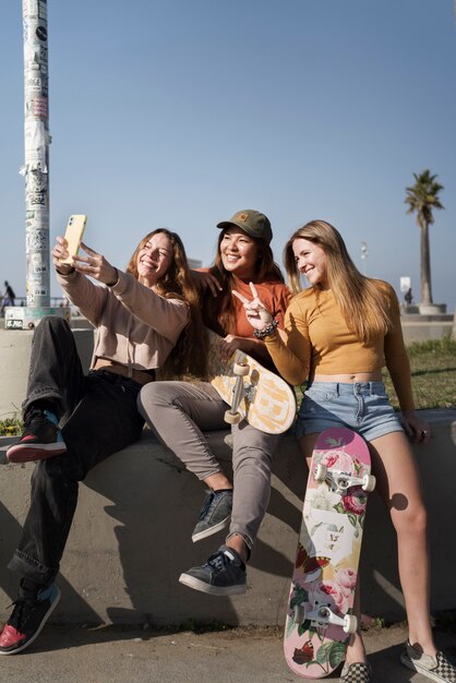 Chicas de skate de tiro completo al aire libre