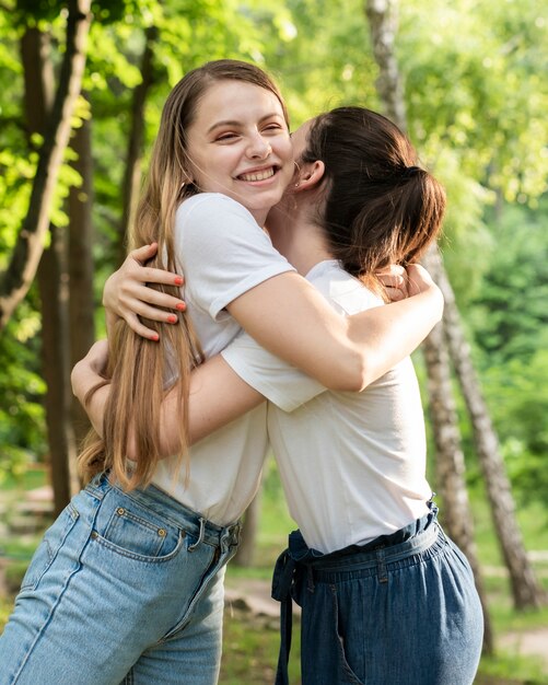 Chicas sonriendo y abrazándose