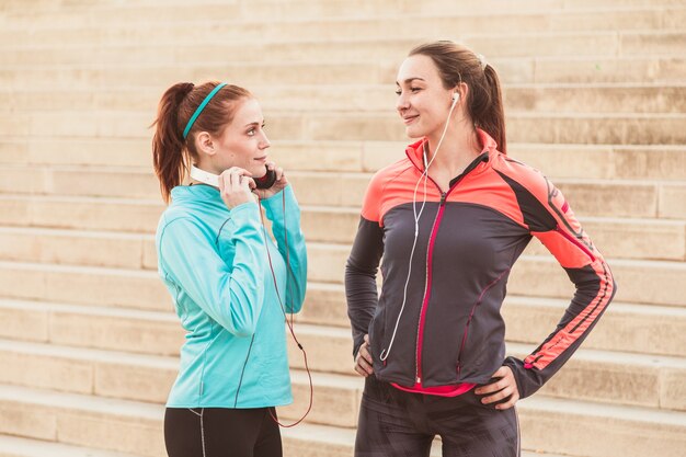 Chicas sonriendo antes de correr