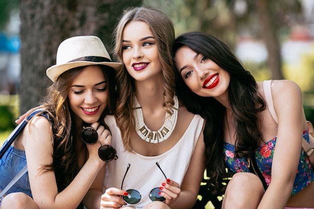 Chicas sonriendo en el parque