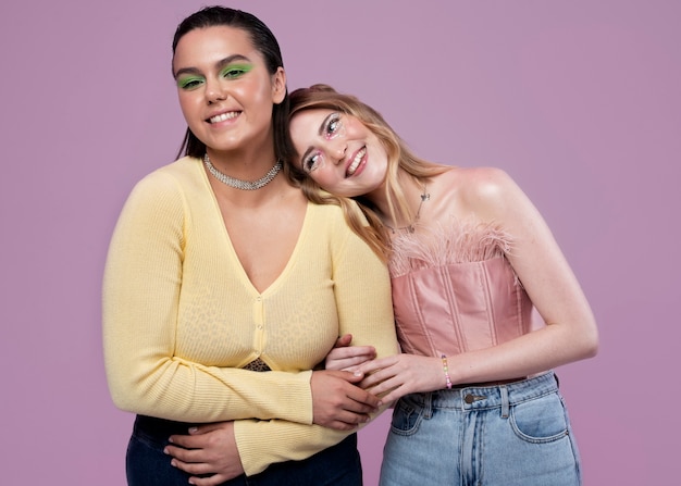 Foto gratuita chicas sonrientes geniales de tiro medio posando juntas