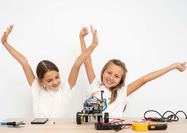 Foto gratuita chicas sonrientes haciendo experimentos científicos