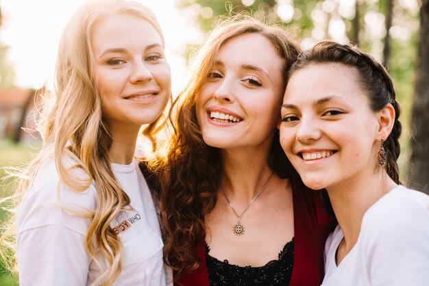 Chicas sonrientes en la naturaleza