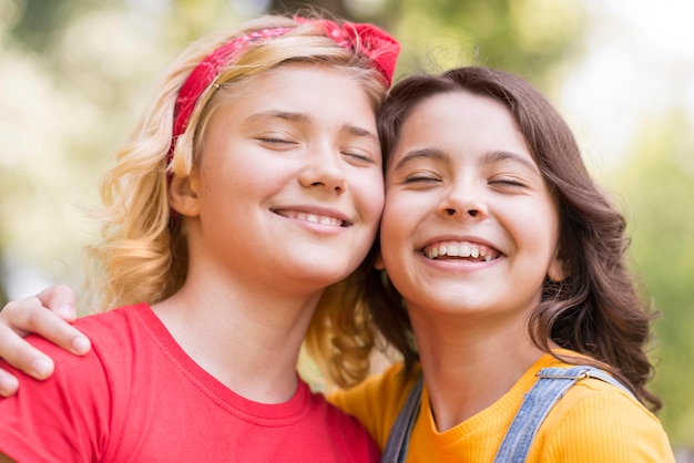 Chicas sonrientes en el parque