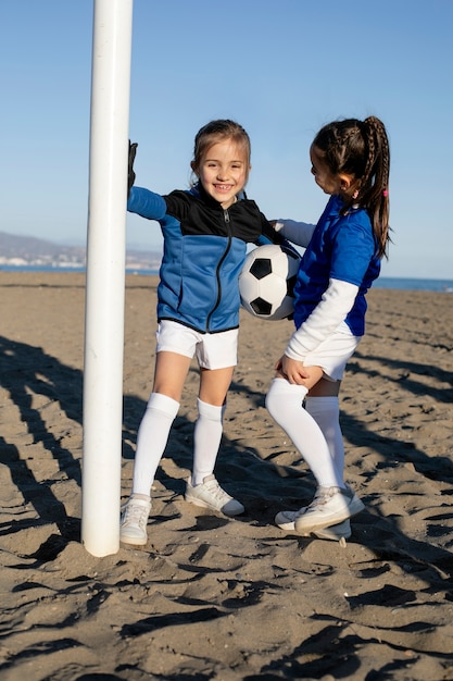 Chicas sonrientes de tiro completo en la playa