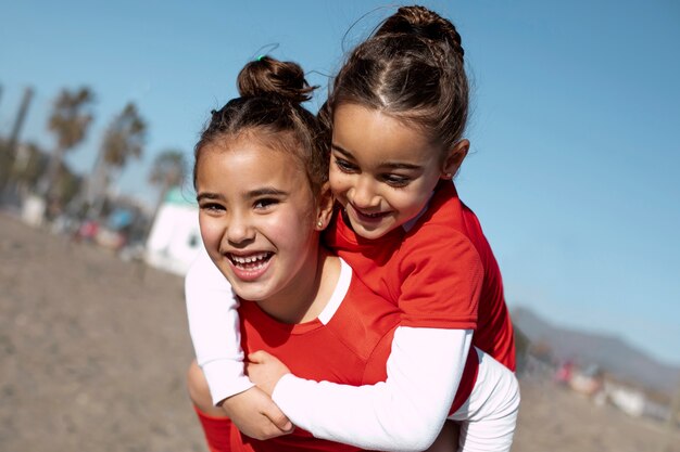 Chicas sonrientes de tiro medio al aire libre