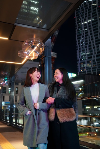 Chicas sonrientes de tiro medio al aire libre