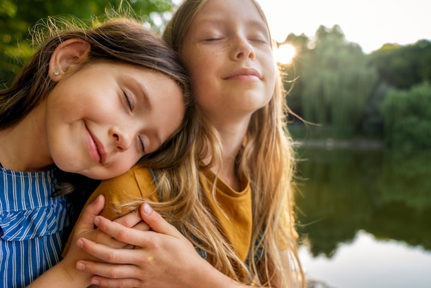 Chicas sonrientes de tiro medio al aire libre