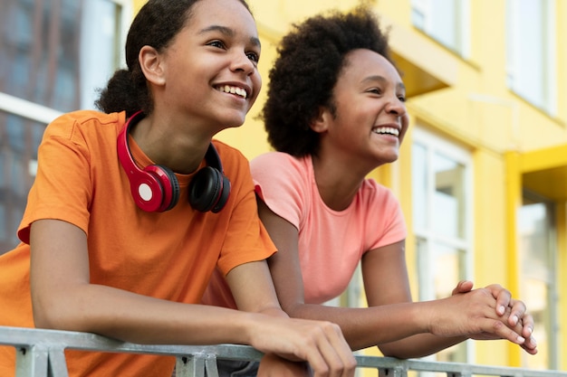 Chicas sonrientes de tiro medio con auriculares