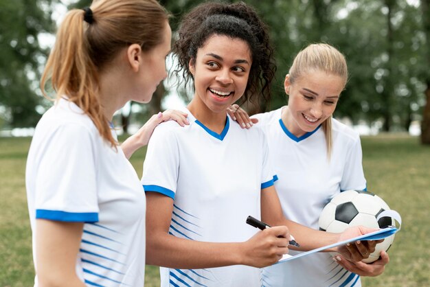 Chicas sonrientes de tiro medio con bola