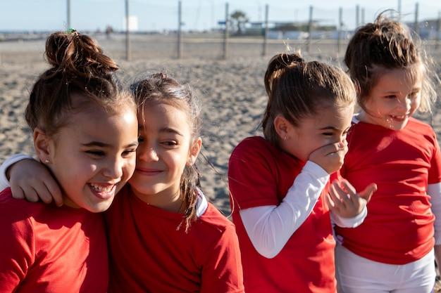 Chicas sonrientes de tiro medio en la playa