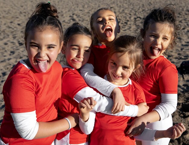 Chicas sonrientes de tiro medio en la playa