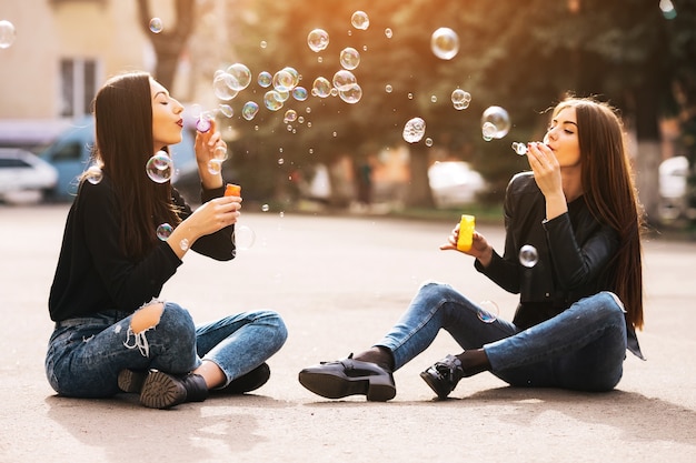 Chicas soplando pompas