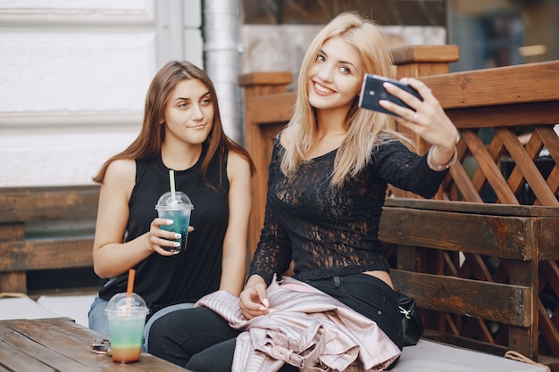 chicas con teléfono