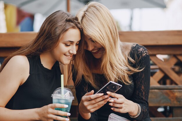 chicas con teléfono