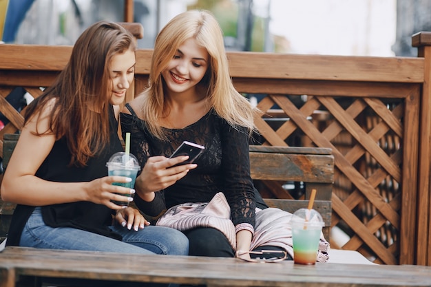 chicas con teléfono