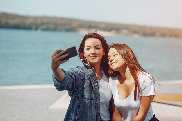 chicas con teléfono