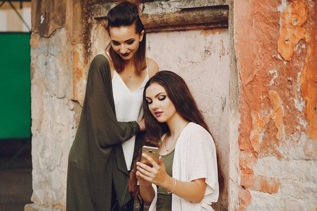 chicas con teléfono