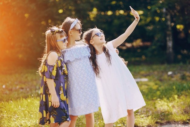 Chicas con teléfonos