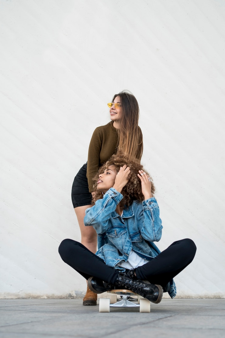 Foto gratuito chicas de tiro completo divirtiéndose al aire libre