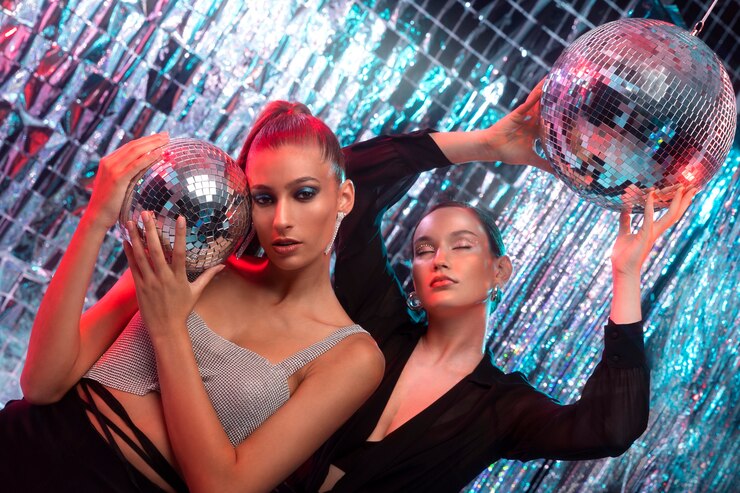 Foto gratuito chicas de tiro medio con bolas de discoteca.