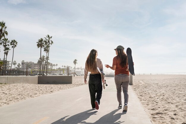 Chicas de tiro medio caminando juntas