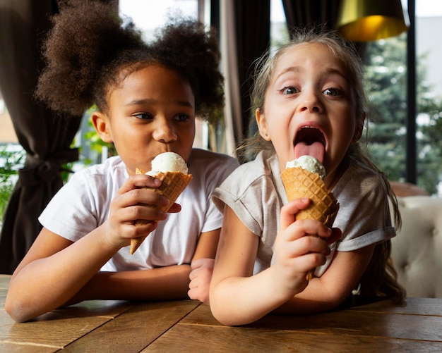 Chicas de tiro medio comiendo helado