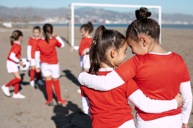 Foto gratuita chicas de tiro medio jugando al fútbol.