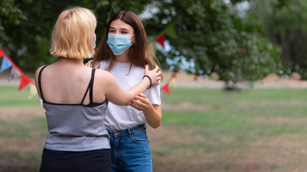 Chicas de tiro medio con máscaras