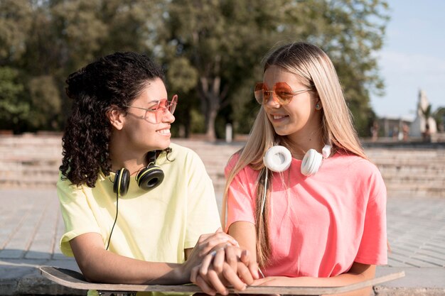 Chicas de tiro medio mirando el uno al otro