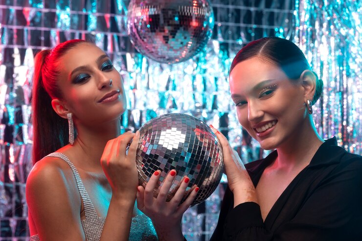 Foto gratuito chicas de tiro medio posando con bola de discoteca