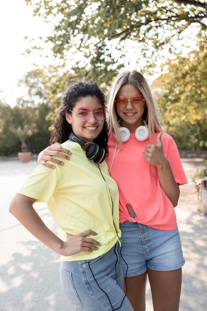 Chicas de tiro medio posando juntas