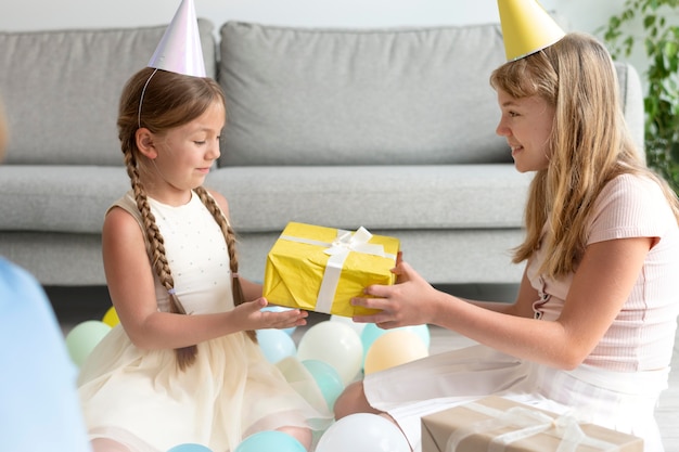 Chicas de tiro medio con regalo