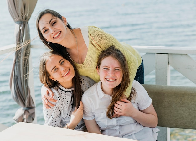 Chicas de tiro medio sonriendo a la cámara