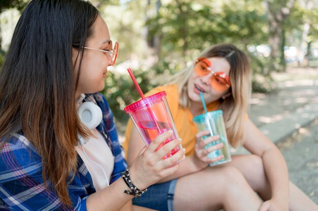 Chicas de tiro medio sosteniendo bebidas