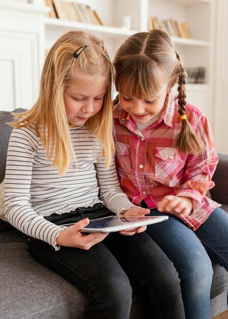 Chicas de tiro medio con tableta