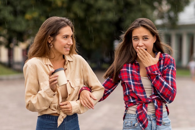 Chicas de tiro medio con taza de café