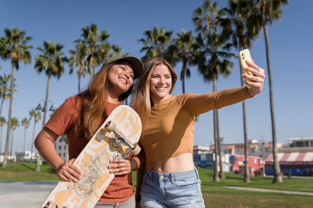 Chicas de tiro medio tomando selfie