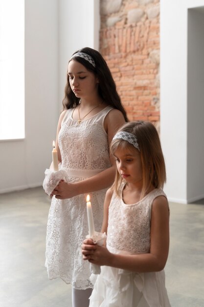 Chicas de tiro medio con velas.