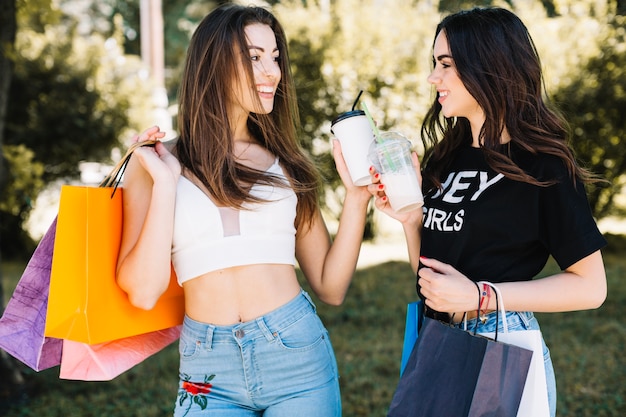 Foto gratuita chicas tomando café después de ir de compras